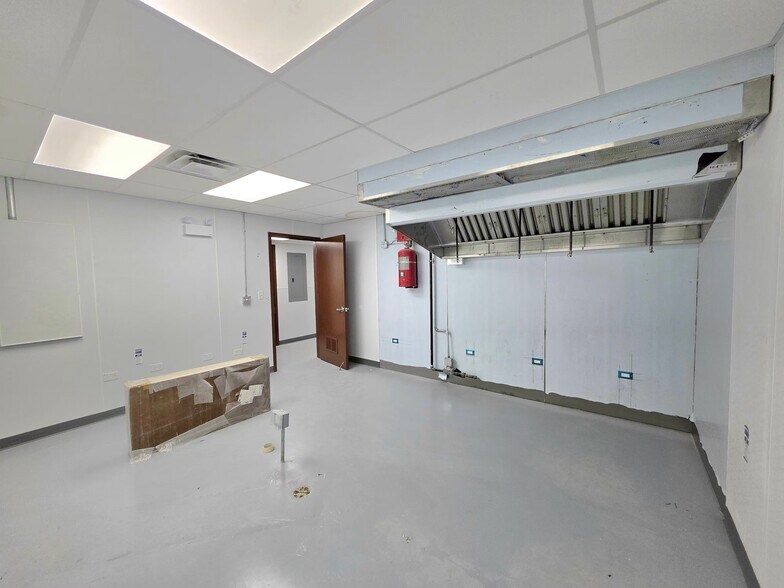 More Photos Of 2201 W Howard St, Chicago Restaurant For Lease