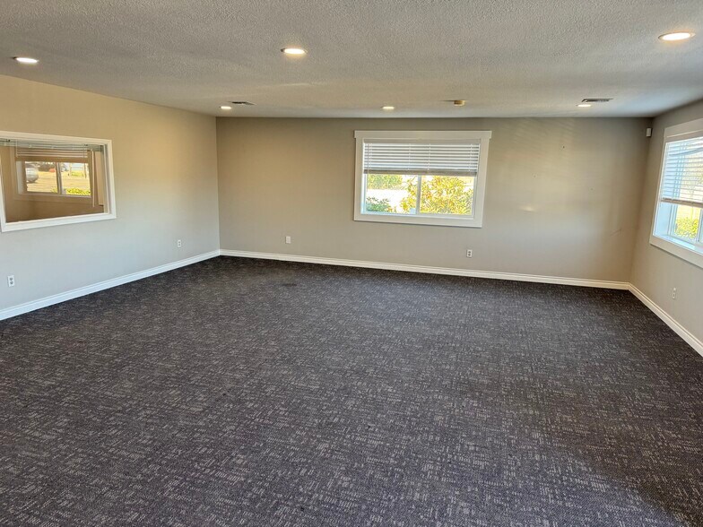 More Photos Of 33935 Highway 99E, Tangent Office For Lease