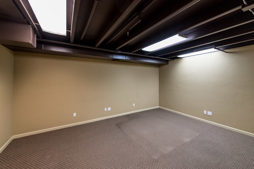 More Photos Of 907-911 Santa Fe Ave, Fresno Flex For Sale