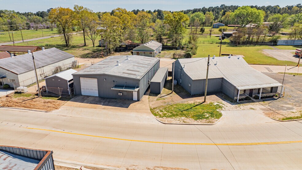 Primary Photo Of 118 Industrial Blvd, Kilgore Flex For Lease