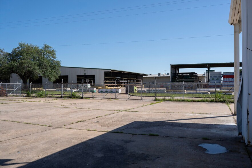 More Photos Of 4925 Avenue H, Rosenberg Warehouse For Lease