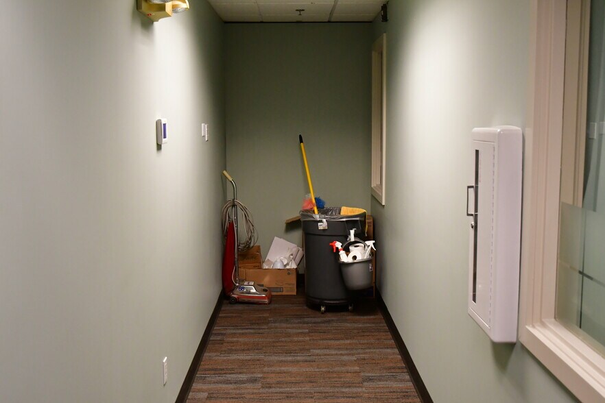 More Photos Of 13106 SE 240th St, Kent Office For Sale