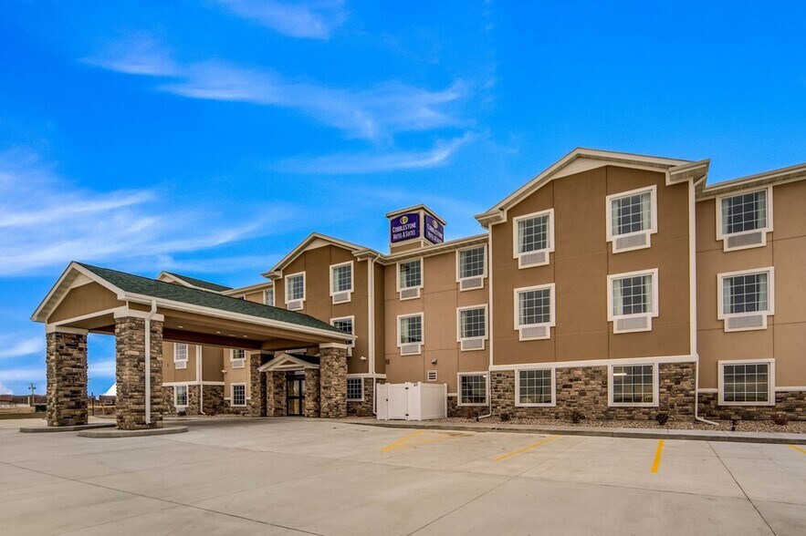 More Photos Of 805 York Dr, Cozad Hotel For Sale