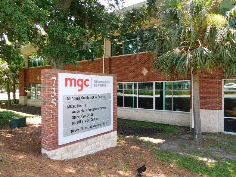 More Photos Of 735 Johnnie Dodds Blvd, Mount Pleasant Medical For Lease