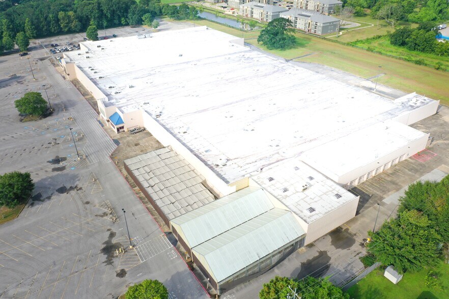 More Photos Of 1229 NW Evangeline Trwy, Lafayette Distribution For Sale