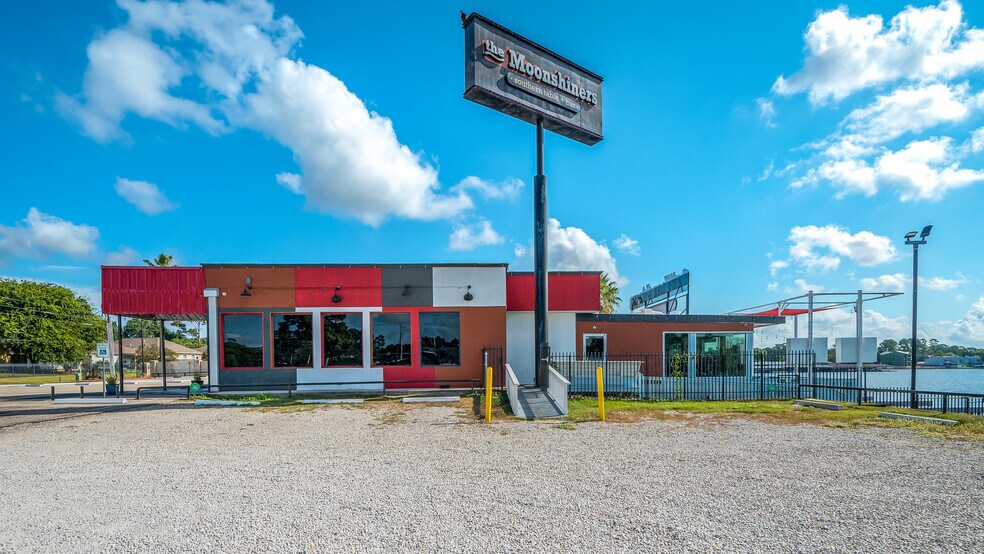 More Photos Of 15659 Marina Dr, Montgomery Restaurant For Lease