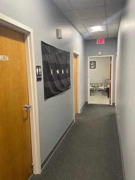 More Photos Of 160-180 Lexington Dr, Buffalo Grove Light Distribution For Lease