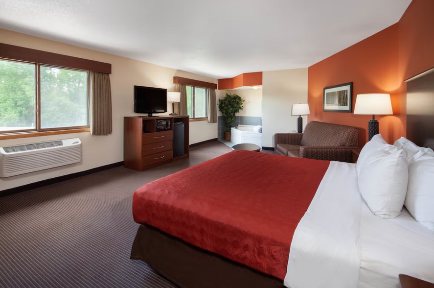 More Photos Of 3009 Lakeshore Dr E, Ashland Hotel For Sale