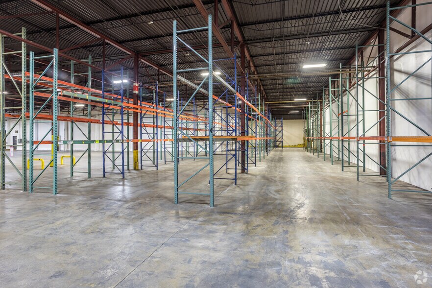 More Photos Of 1500 Delaware Ave, Des Moines Distribution For Lease