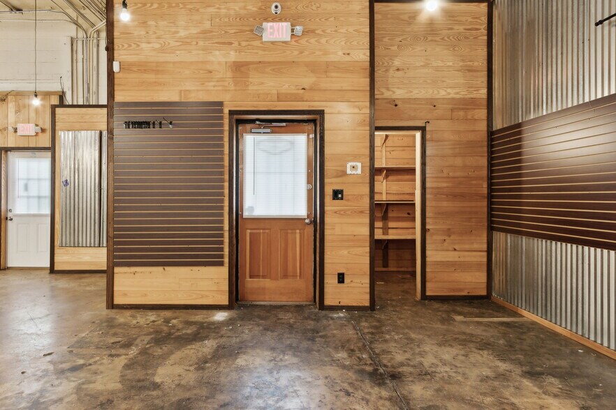 More Photos Of 30 Barber Rd, Macclenny Showroom For Sale