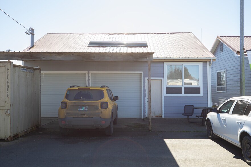 More Photos Of 751 Riverside Dr, Coquille Showroom For Sale