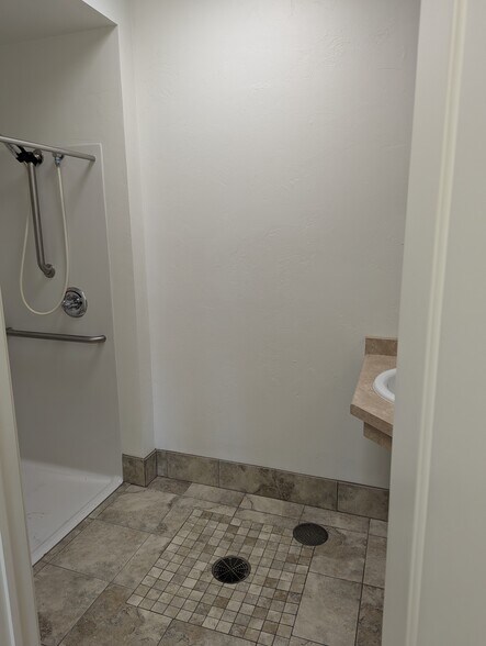 More Photos Of 1255-1263 S Monroe Ave, Green Bay Unknown For Lease