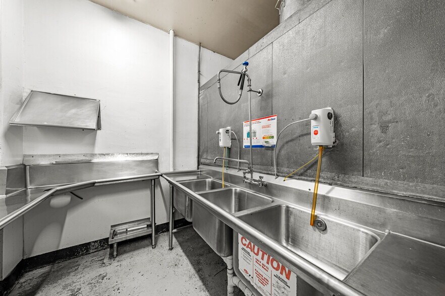 More Photos Of 701 E 2nd Ave, Durango Showroom For Lease