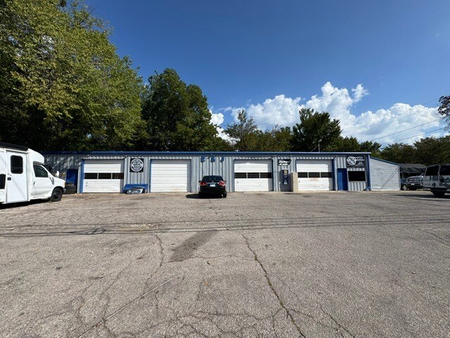 More Photos Of 1026 E Highland St, Shawnee Industrial For Sale