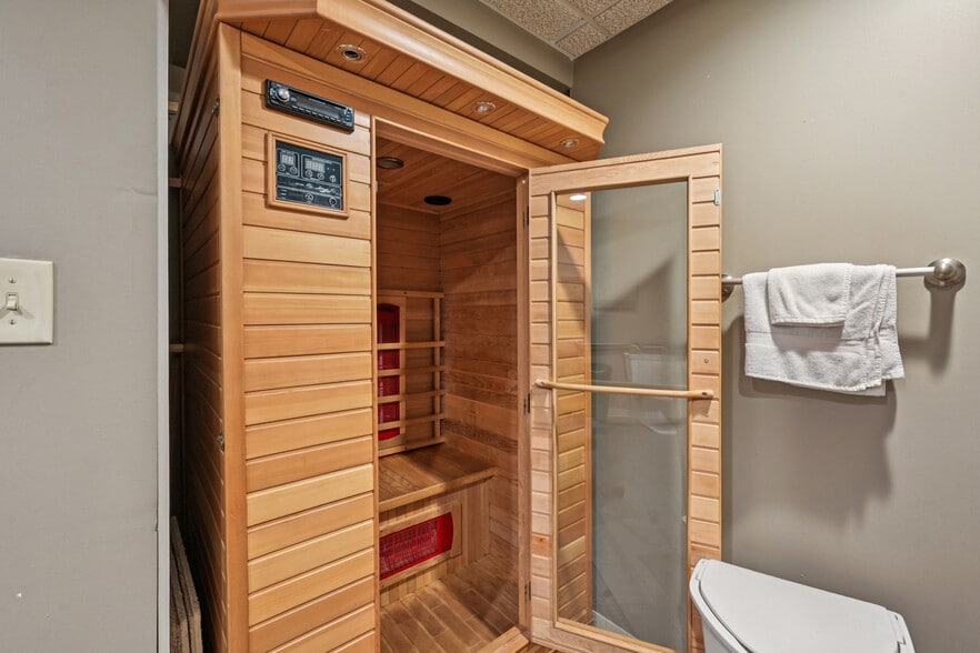 More Photos Of 56 N Franklin St, Delaware Freestanding For Sale