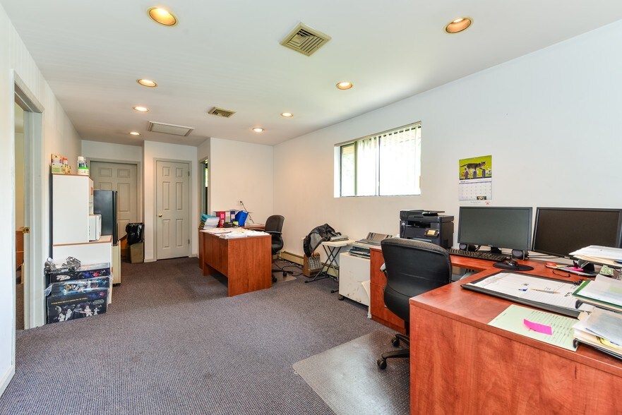 More Photos Of 870 W Jericho Tpke, Huntington Office For Sale