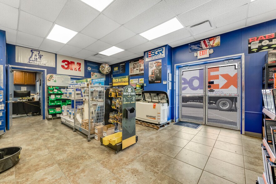 More Photos Of 809 Swift St, Daytona Beach Warehouse For Lease