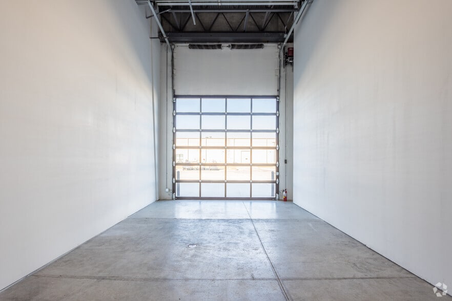 More Photos Of 4701 NW Urbandale Dr, Urbandale Light Distribution For Lease