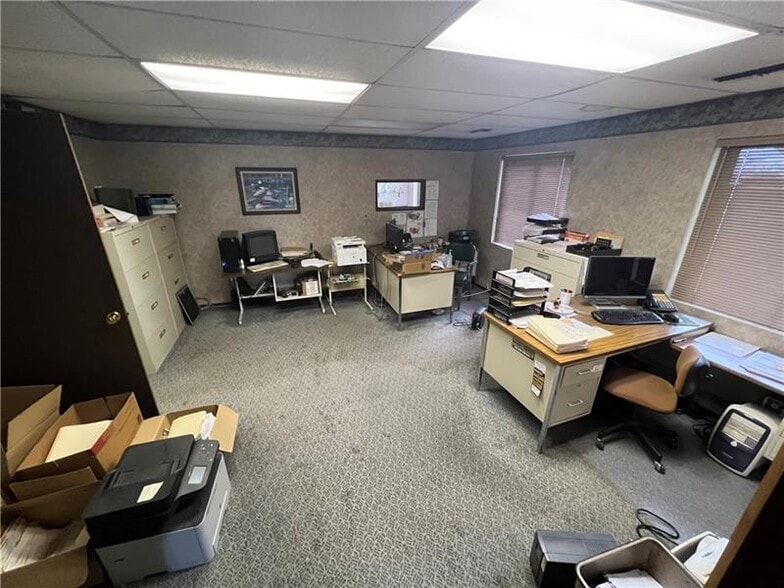 More Photos Of 657 Northgate Cir, New Castle Warehouse For Sale