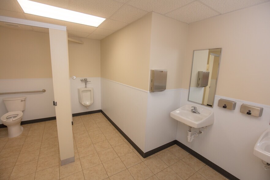 More Photos Of 3406 Longhorn Dr, Houston Warehouse For Lease