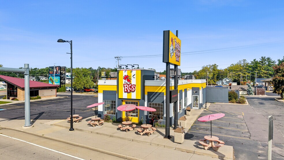 More Photos Of 31 S Wisconsin Dells Pky, Lake Delton Freestanding For Sale