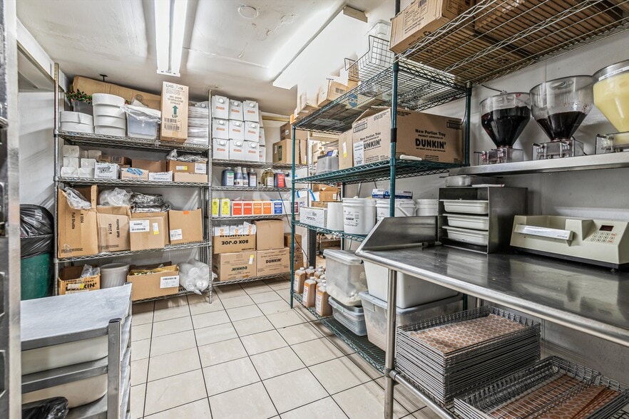 More Photos Of 20 County Road 39, Southampton Restaurant For Lease