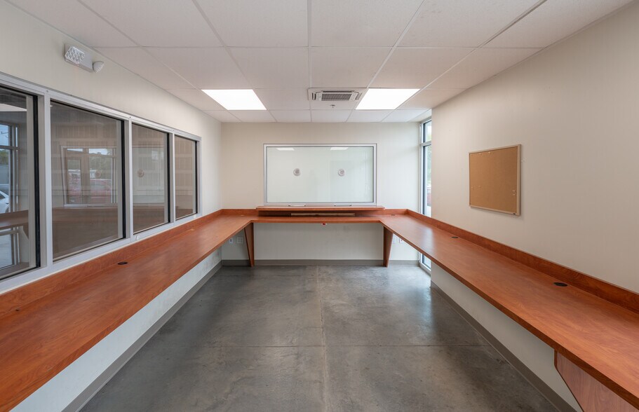 More Photos Of 2280 Lane Ave N, Jacksonville Unknown For Lease