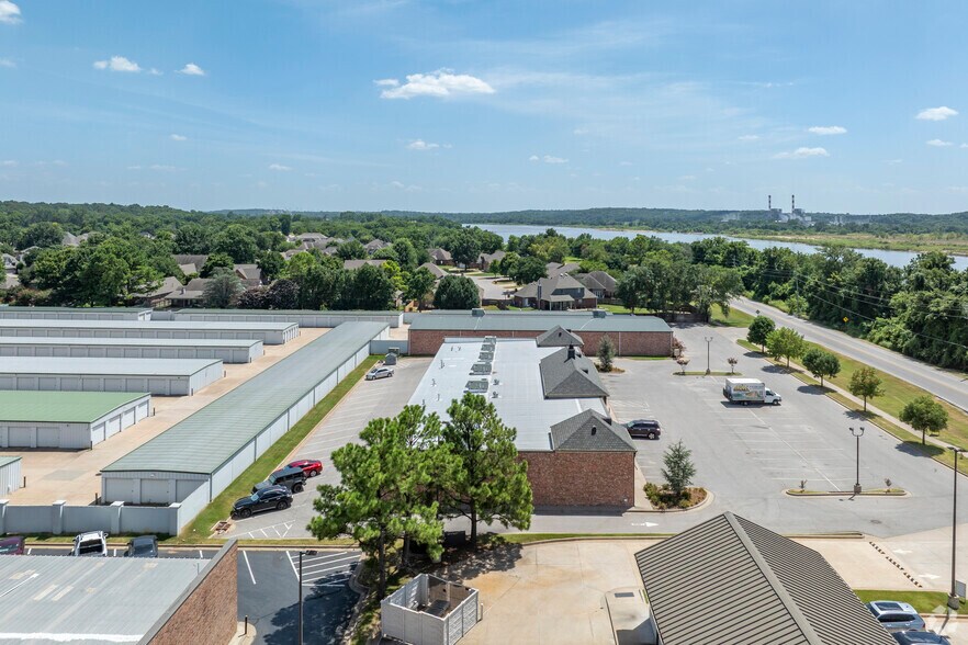 More Photos Of 10133-10149 Riverside Pky, Tulsa Storefront For Lease