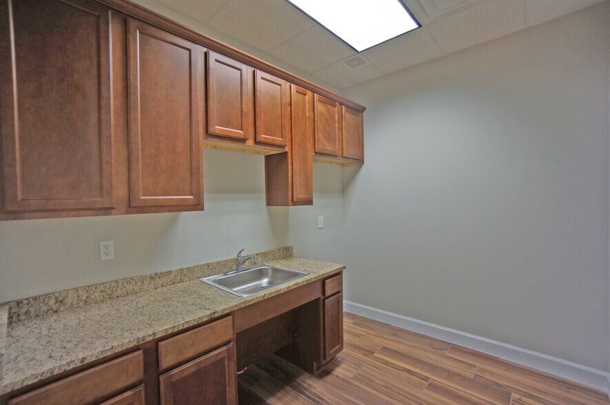 More Photos Of 633 E Fernhurst Dr, Katy Medical For Lease