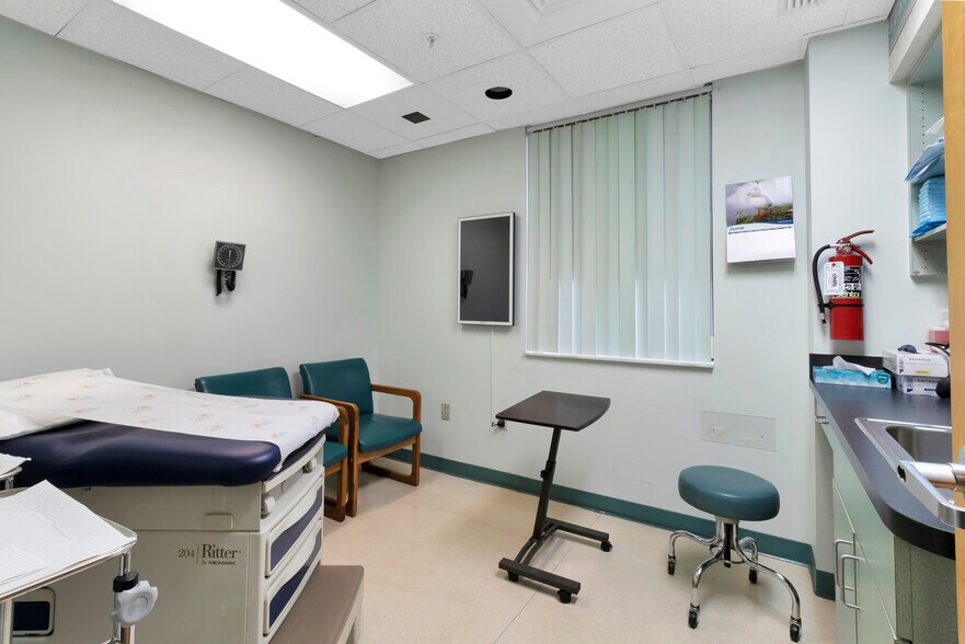 More Photos Of 2525 Harbor Blvd, Port Charlotte Medical For Lease