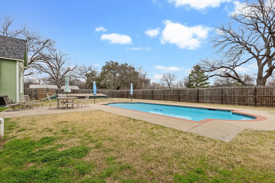 More Photos Of 512 N Travis St, Granbury Hospitality For Sale