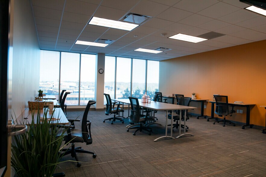 More Photos Of 1740 W 92nd St, Kansas City Office For Lease