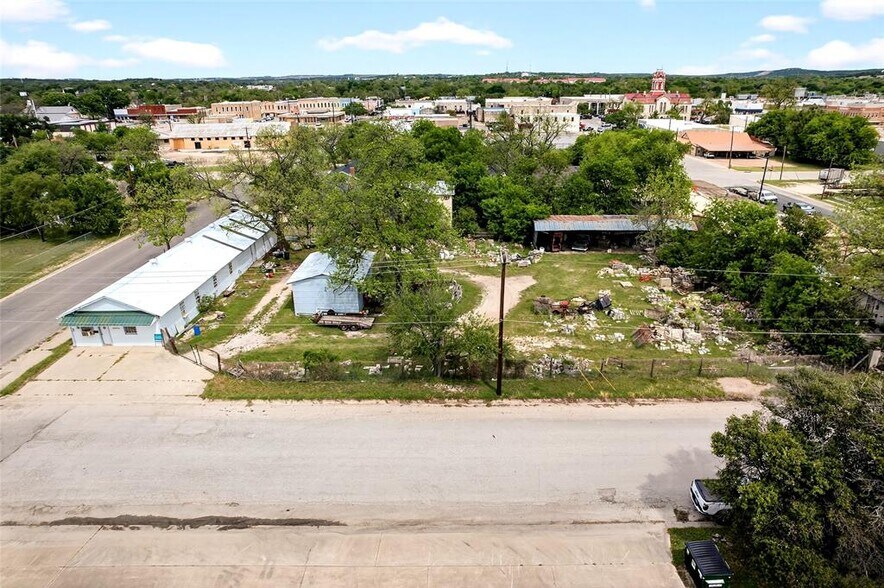 More Photos Of 401 E 6th St, Lampasas Warehouse For Sale