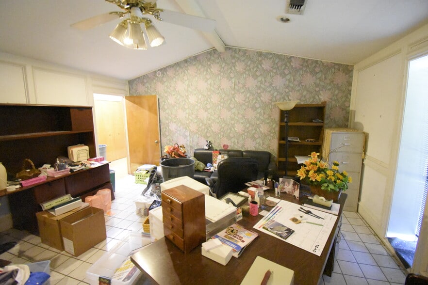 More Photos Of 630 Kentucky St, South Houston Office For Sale