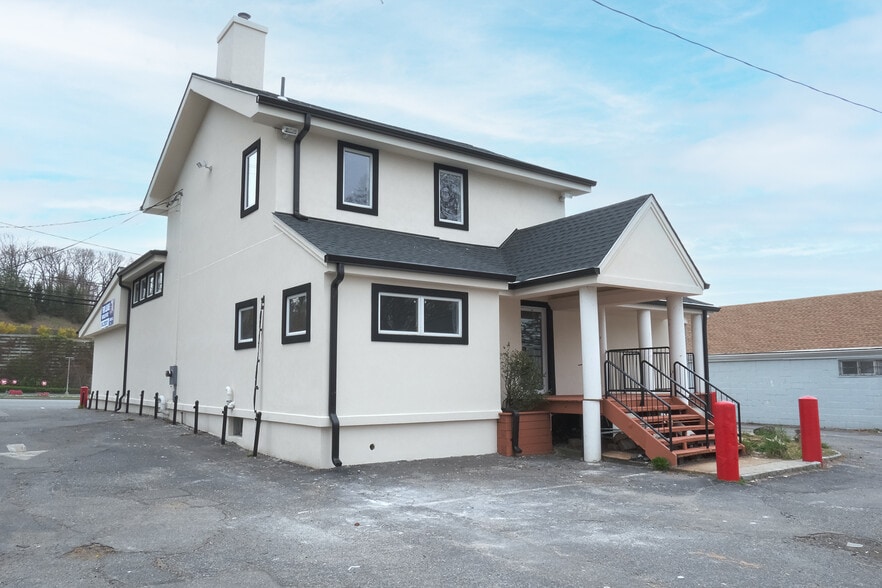 More Photos Of 125 E Jericho Tpke, Huntington Station Freestanding For Sale