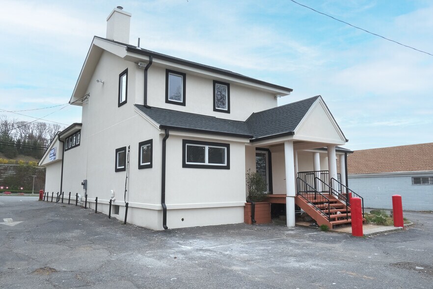 More Photos Of 125 E Jericho Tpke, Huntington Station Freestanding For Sale