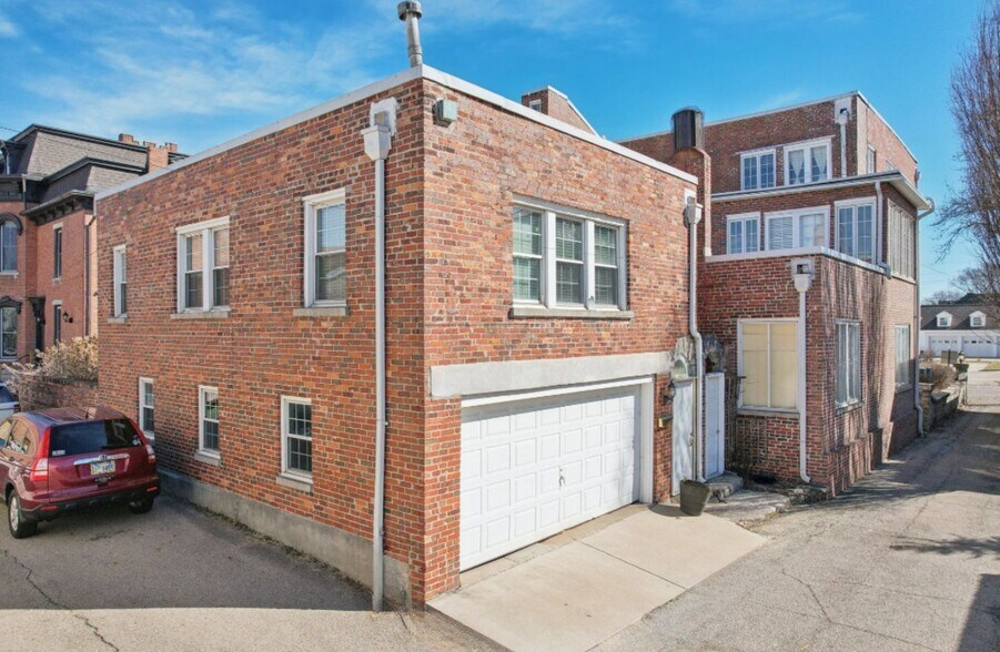 More Photos Of 118 S Walnut St, Troy Showroom For Sale