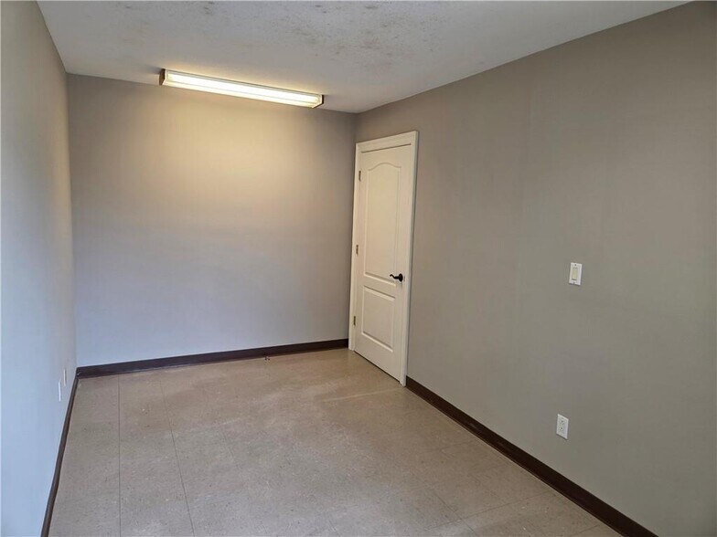 More Photos Of 1065 Muller Pky, Westwego Office For Sale