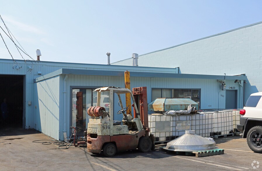 More Photos Of 1449 Charlotte Rd, North Vancouver Service For Lease