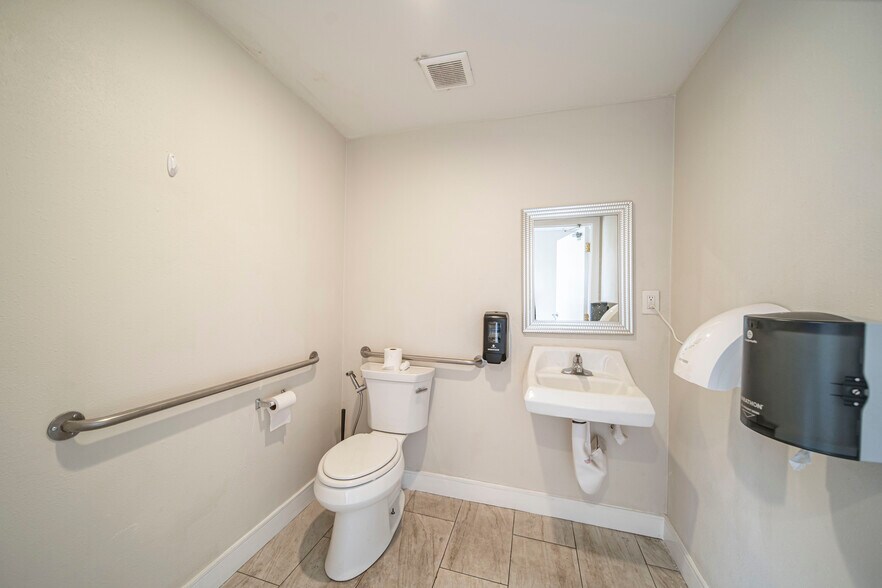 More Photos Of 1230 N Jefferson St, Anaheim Light Distribution For Sale