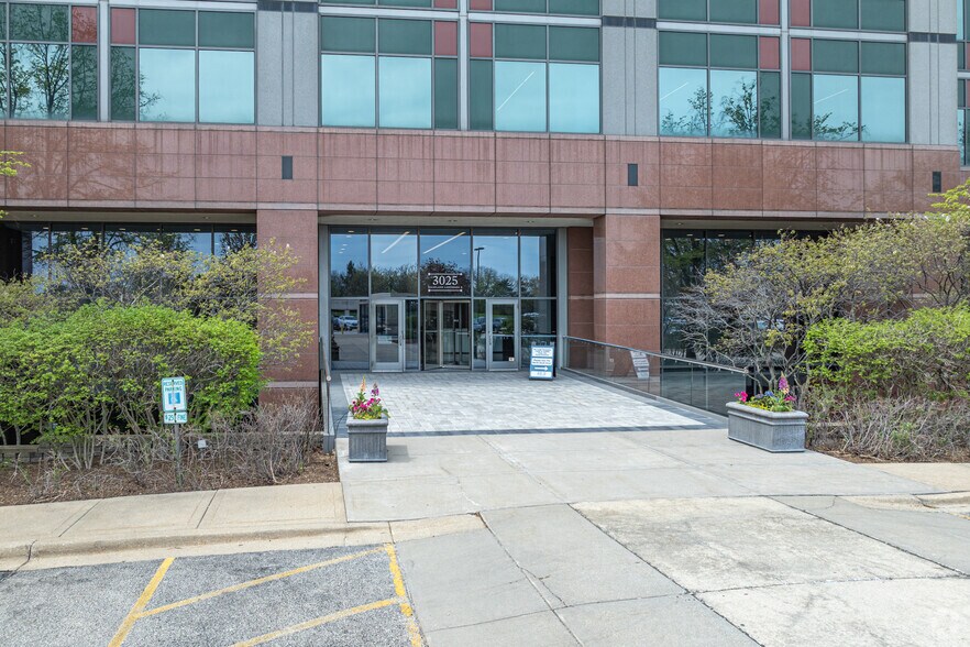 More Photos Of 3025 Highland Pky, Downers Grove Office For Lease