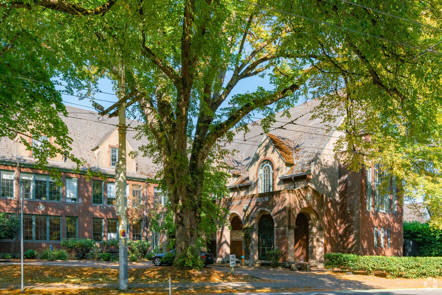 Primary Photo Of 1501 10th Ave E, Seattle Schools For Lease