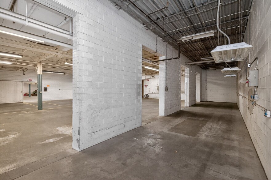 More Photos Of 1017 E 7th St N, Newton Office For Sale