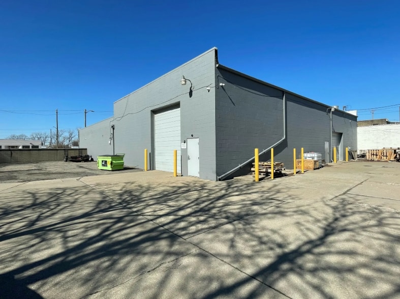 More Photos Of 21520 Groesbeck Hwy, Warren Warehouse For Sale