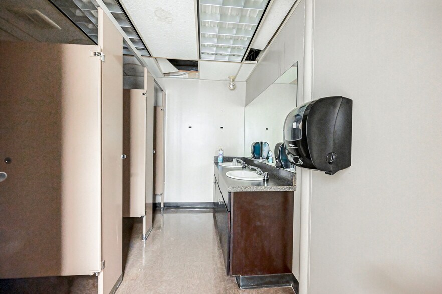 More Photos Of 20 Willow Springs Cir, York Warehouse For Lease