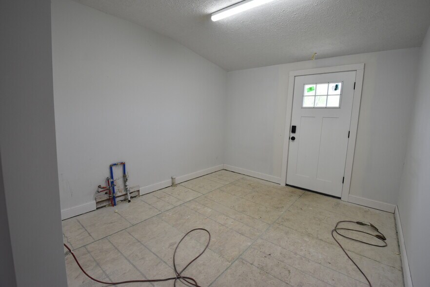 More Photos Of 1311 W Main St, Greenfield Freestanding For Lease