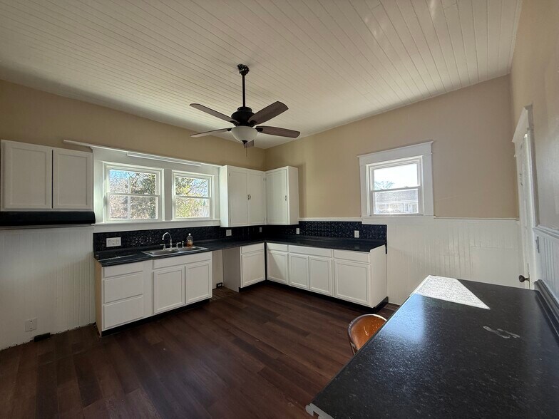 More Photos Of 402 College St, Clinton Office For Sale