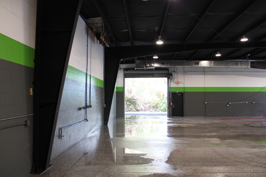 More Photos Of 275 Airport Pulling Rd N, Naples Showroom For Lease