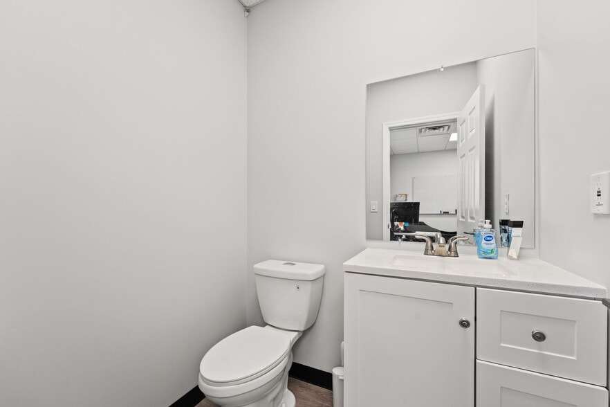 More Photos Of 2820 Spring Glen Rd, Jacksonville Office For Sale