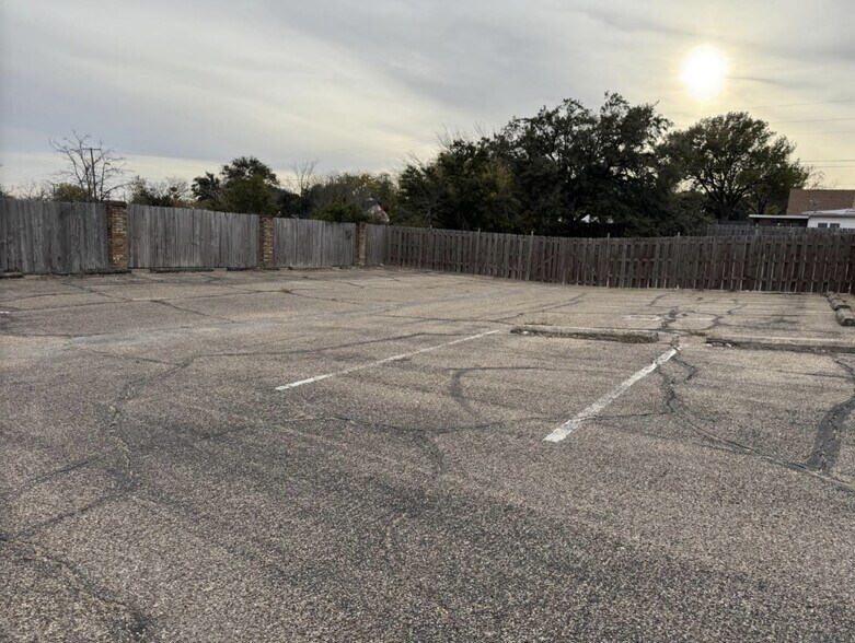 More Photos Of 2124 N 25th St, Waco Medical For Sale